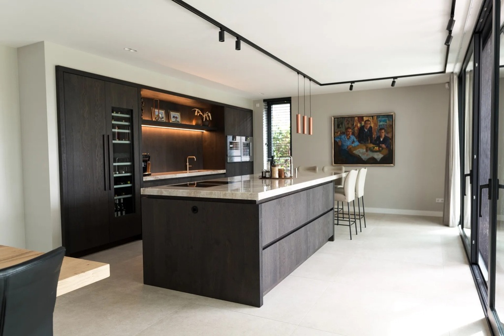 De-Mulder-Keukens-op-Maat-Moderne-keuken-en-interieur-met-marmer-blad-Nieuw-Bergen-01.webp