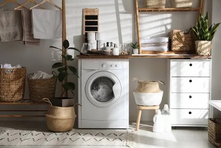 197906871-stijlvolle-badkamer-interieur-met-moderne-wasmachine.webp